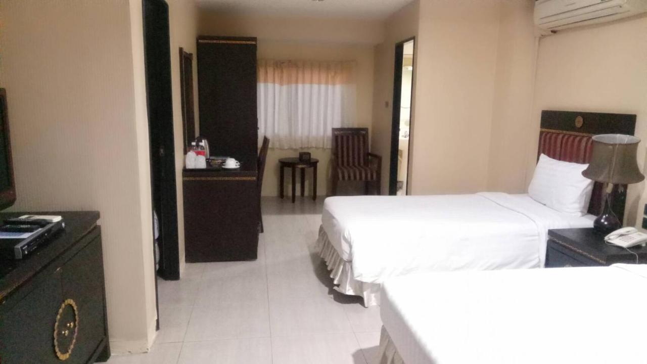 Lucky Palace Hotel Bangkok Kültér fotó