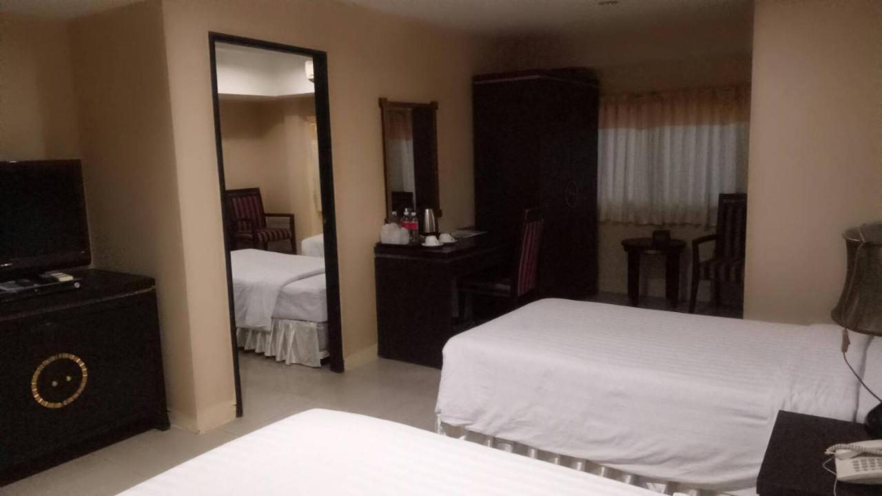 Lucky Palace Hotel Bangkok Kültér fotó
